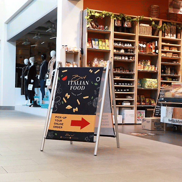 Gadeskilt med budskab om Best Italian Food og afhentning af online ordre.