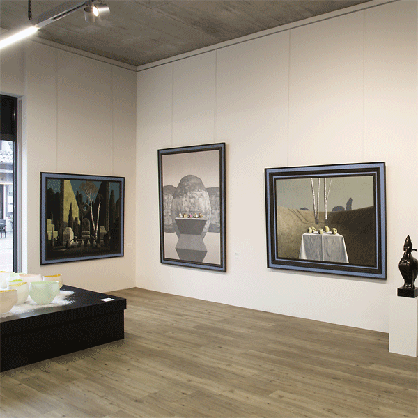 Galleri med billeder ophængt med galleriskinner fra Display.dk