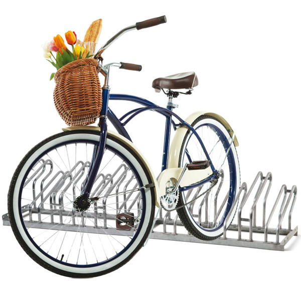 Cykelstativ med cykel med kurv, blomster og brød