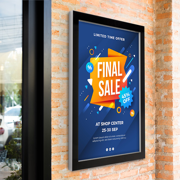 LED plakatramme udendørs med "Final Sale" plakat på murstensvæg