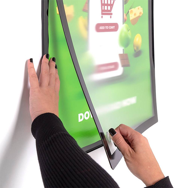 Magnet plakatramme Slim sort med hånd, der indsætter plakat