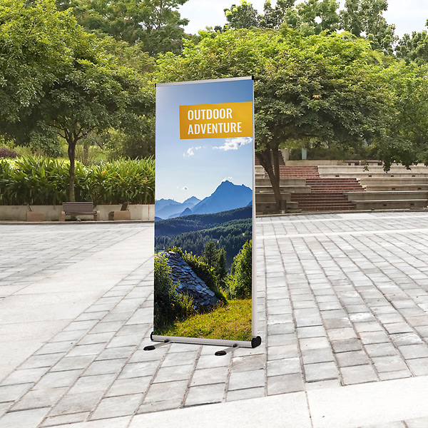 Udendørs Roll Up banner med bjerglandskab og teksten Outdoor Adventure