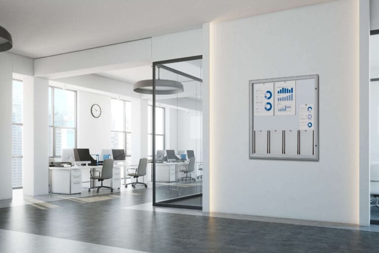 Overskab i en kontorgang med diagrammer og foldere
