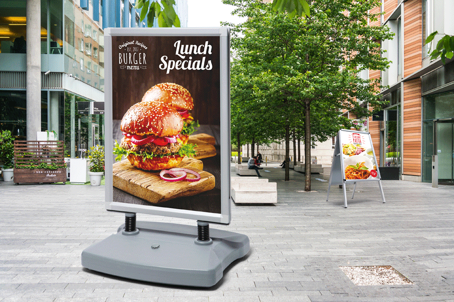 Udeskilte med burger og "Lunch Specials" på en bygade, der viser vejen.