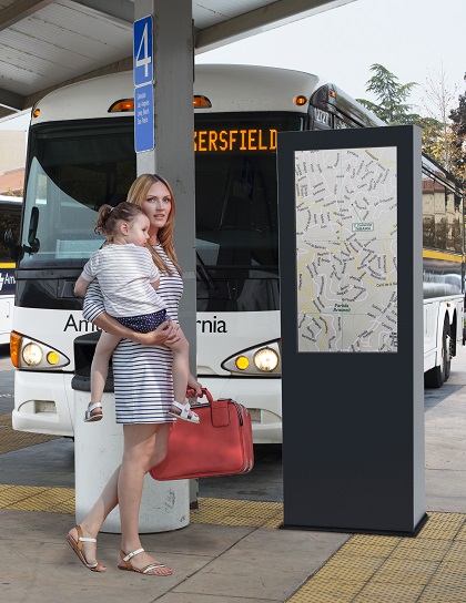 Digital skiltning busstoppested med kvinde og barn ved en digital infotavle